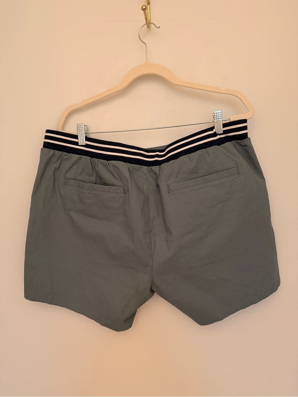 ASOS Design - Casual Gray Shorts with Striped Waistband - Picture 2 of 6